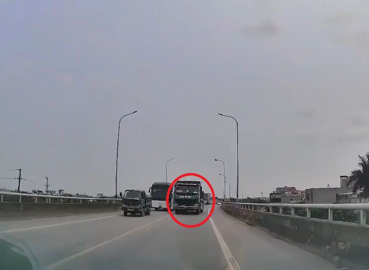 Phòng Cảnh sát giao thông: Khẩn trương xác minh, xử lý lái xe ô tô “vượt ẩu” từ hình ảnh phản ánh của Nhân dân